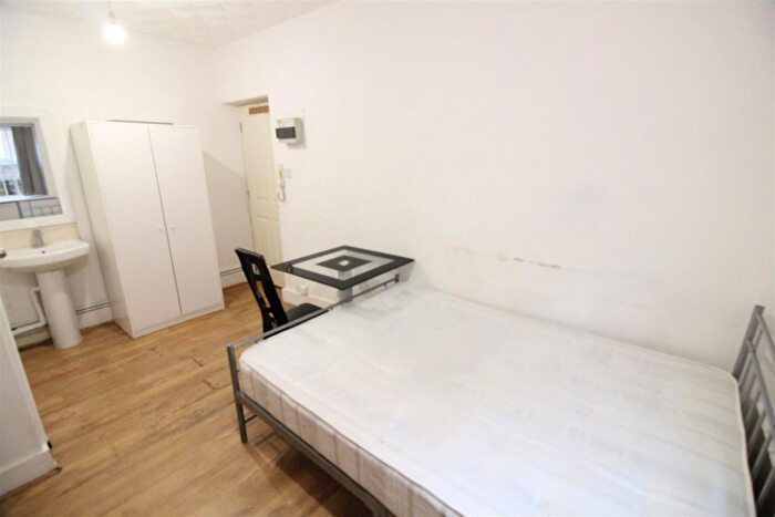 Studio To Rent In Hanger Lane, London, W5