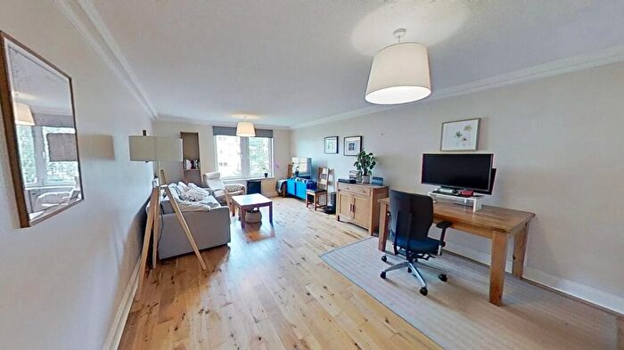 2 Bedroom Flat To Rent In Powderhall Brae, Edinburgh, EH7