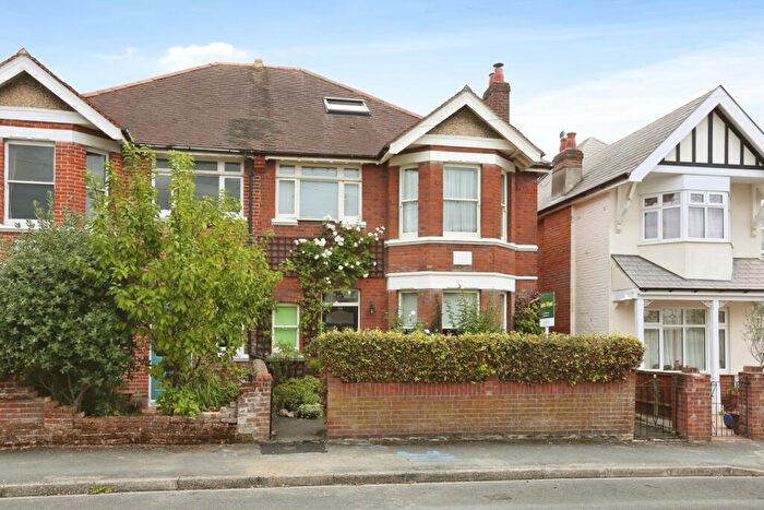5 Bedroom Semi-Detached House For Sale In Janson Road, Southampton, Hampshire, SO15