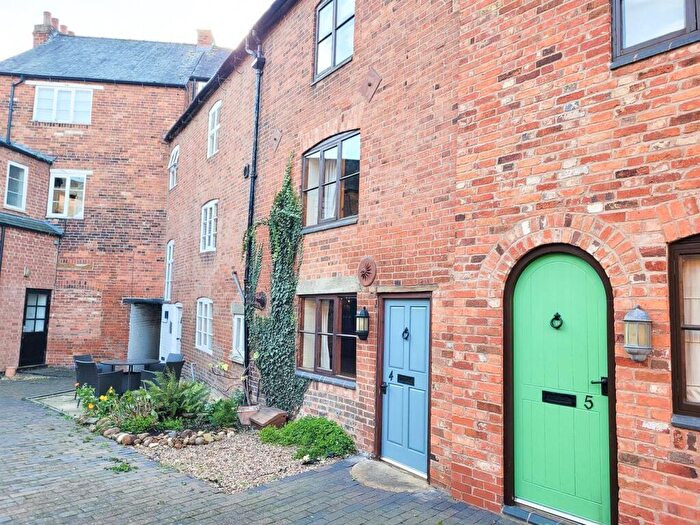 1 Bedroom Mews To Rent In Aldwinckles Yard, Off Church Street, LE16