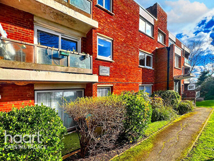 2 Bedroom Flat For Sale In The Woodlands, London, SE19