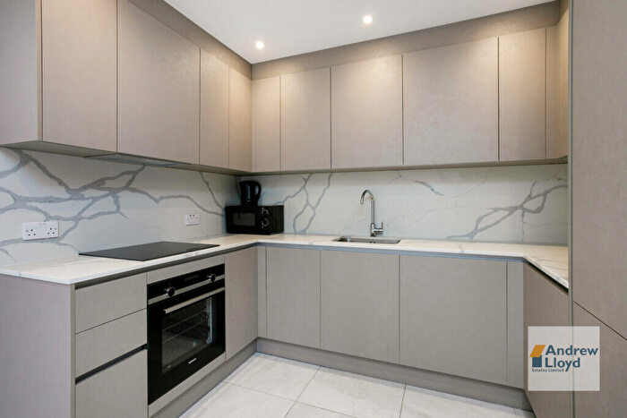 3 Bedroom Flat To Rent In Bedroom Flat – New North Road, Shoreditch, N1