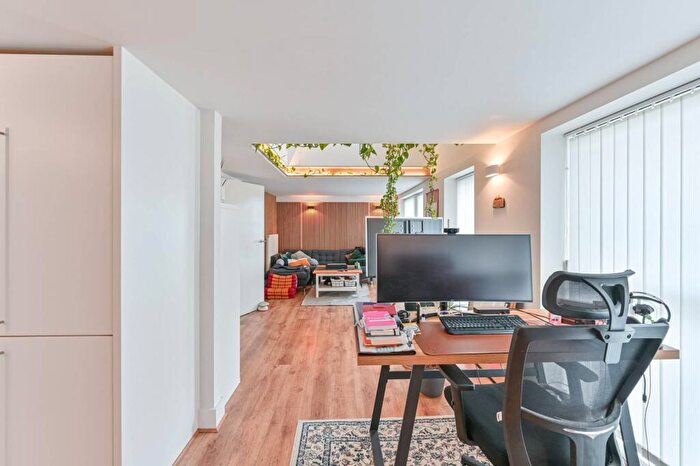 2 Bedroom Flat To Rent In Cadogan Road, Woolwich Riverside, London, SE18