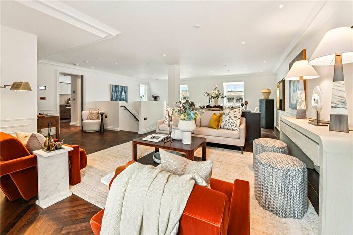 3 Bedroom Flat To Rent In Charles Street, Mayfair, London, W1J