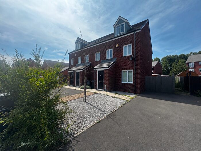3 Bedroom End Of Terrace House To Rent In Aldridge Square, Birmingham, B42
