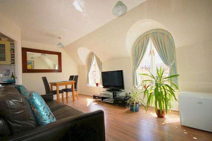 2 Bedroom Flat To Rent In Roding Mews, Wapping, E1W