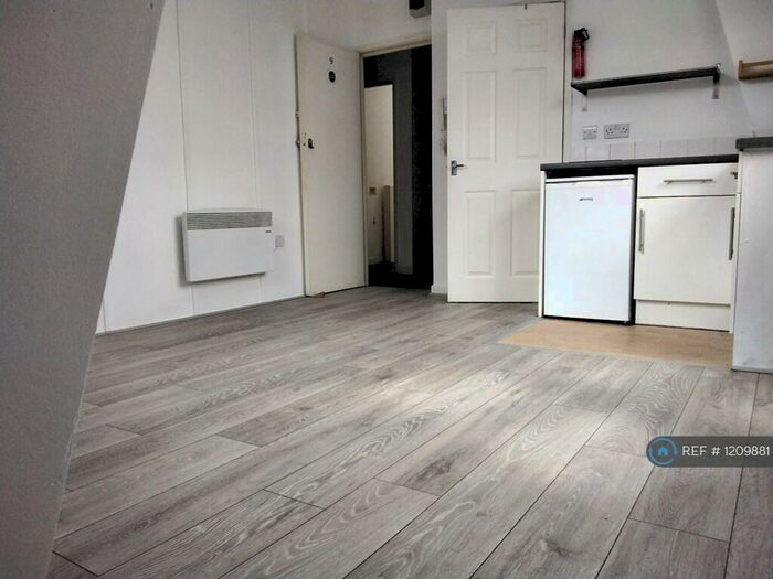 Studio To Rent In Holywell House, London, E11