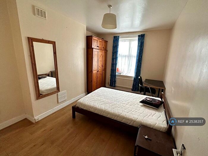 3 Bedroom Flat To Rent In Brook House, London, NW1