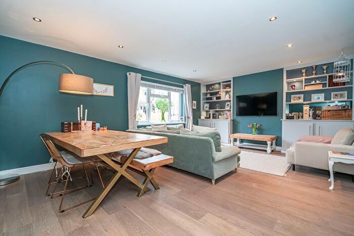 4 Bedroom Maisonette For Sale In Cholmeley Park, Highgate Village, N6
