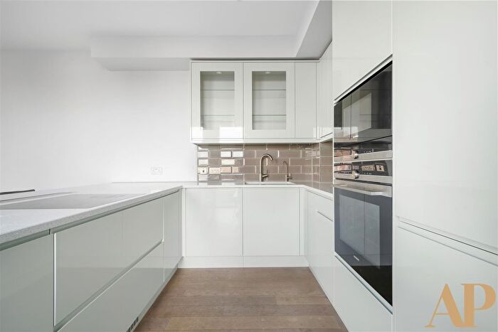 3 Bedroom Flat To Rent In Chivers Passage, London, SW18