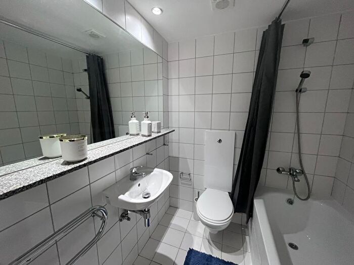 2 Bedroom Apartment To Rent In Royal Quay, Liverpool, L3