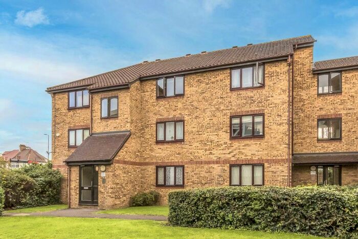 1 Bedroom Flat To Rent In Bay Court, Popes Lane, London, W5