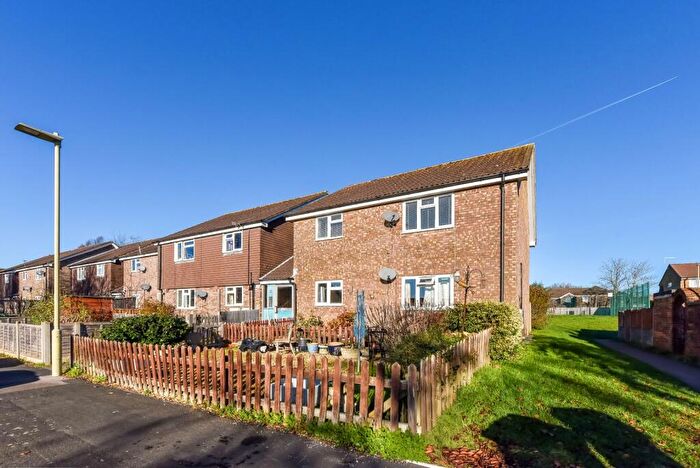 2 Bedroom Flat For Sale In Teazle Close, Petersfield, Hampshire, GU31