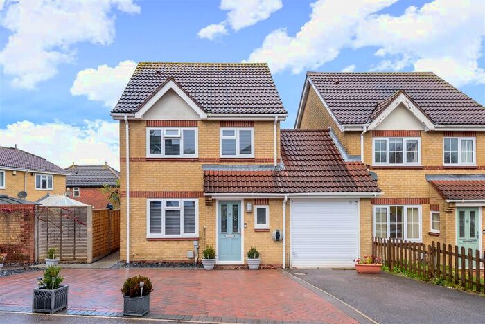3 Bedroom Link Detached House For Sale In Highdowns, Hatch Warren, Basingstoke, RG22