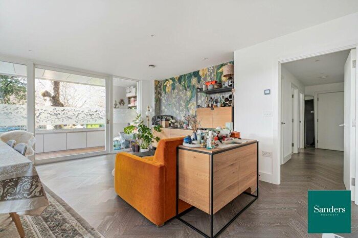 2 Bedroom Flat To Rent In Sterling Way, Islington, London, N7