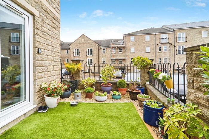 2 Bedroom Flat For Sale In Sycamore Avenue, Bingley, BD16