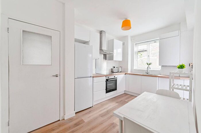 2 Bedroom Flat To Rent In Rawson Street, Battersea, London, SW11