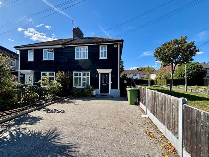 3 Bedroom Semi-Detached House For Sale In Pondfield Road, Dagenham, RM10