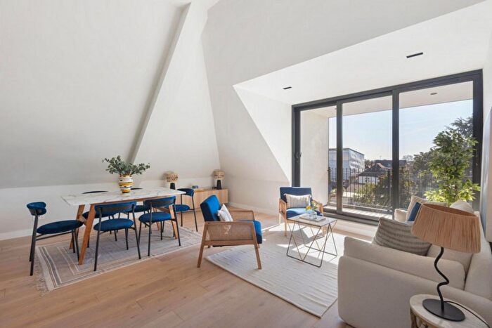 2 Bedroom Flat For Sale In Creswick Road, London, W3