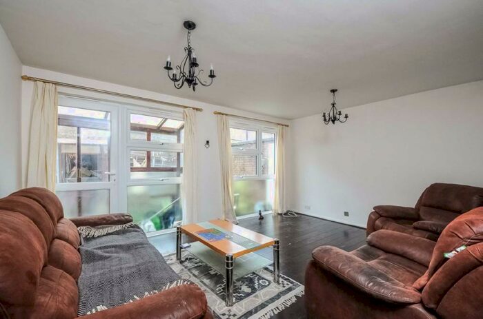 2 Bedroom Flat To Rent In Larch Close, Balham, SW12