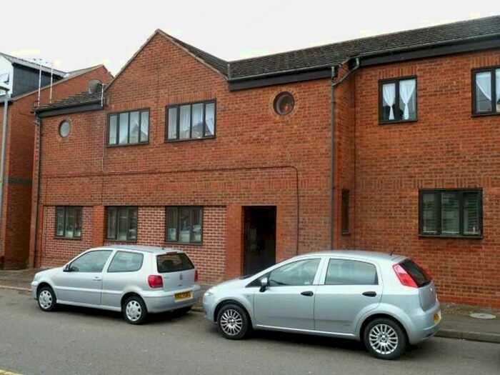 2 Bedroom Flat To Rent In Alma Street, Northampton, Northamptonshire. NN5