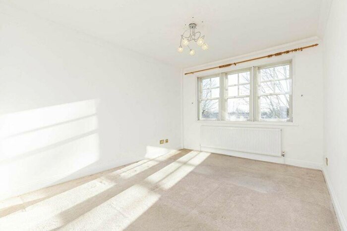 2 Bedroom Flat To Rent In Exeter Road, Kilburn, NW2