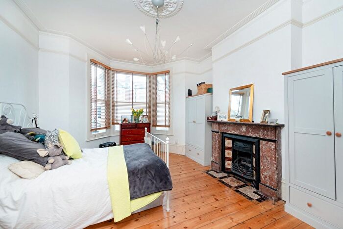 1 Bedroom Flat To Rent In Prebend Gardens, Stamford Brook, Chiswick, W4