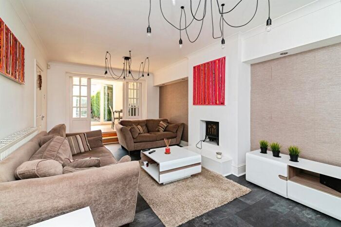 3 Bedroom End Of Terrace House For Sale In Stirling Grove, Nottingham, NG11