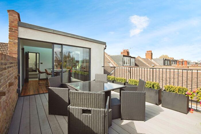 3 Bedroom Flat To Rent In Cumberland Road, London, W3