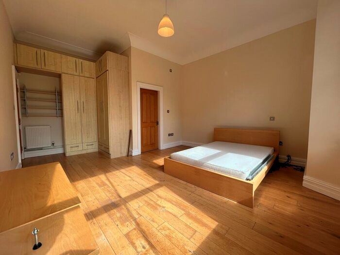 3 Bedroom Apartment To Rent In Aigburth Drive, L17