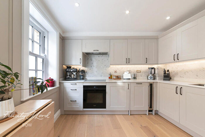 3 Bedroom Mews For Sale In Chusan Place, London, E14