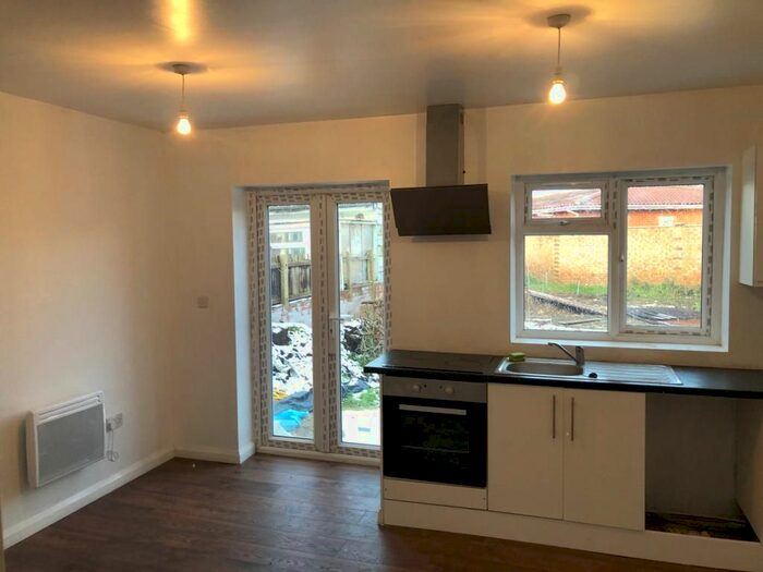 2 Bedroom Flat To Rent In Beavers Lane, Hounslow, TW4