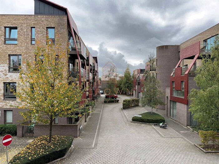 2 Bedroom Flat To Rent In Blondin Way, London, SE16