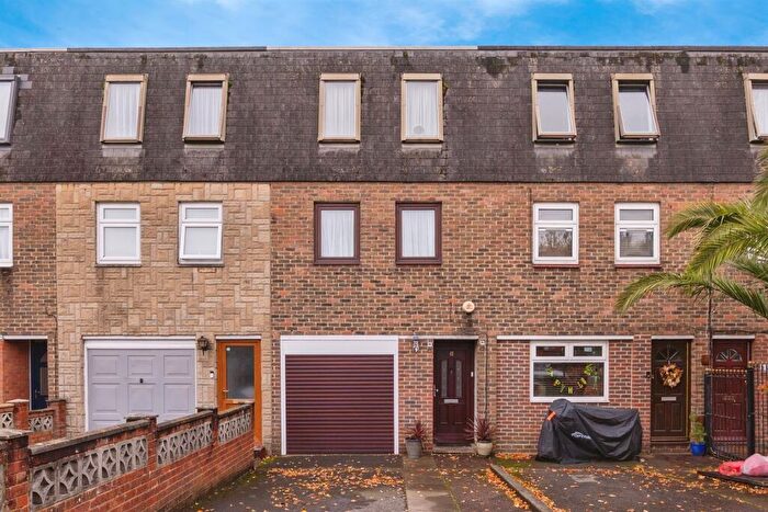 3 Bedroom Town House For Sale In Garfield Road, Portsmouth, PO2