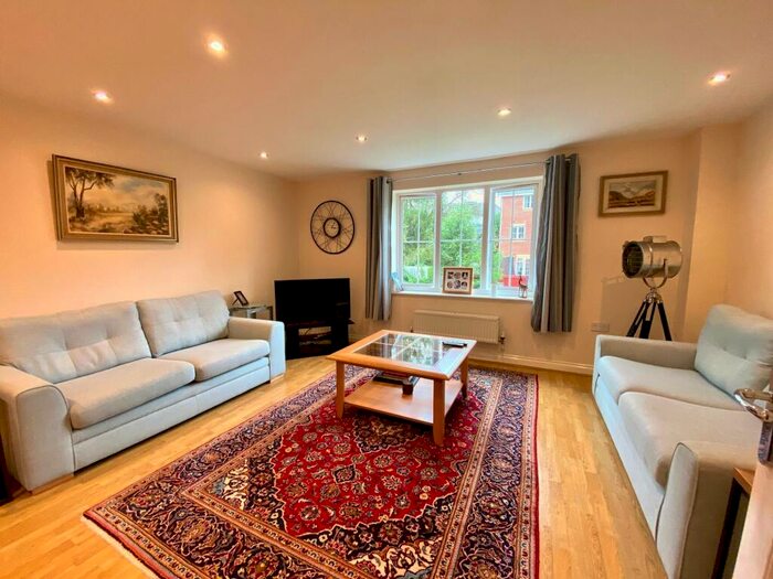 3 Bedroom Town House To Rent In Henley Road, Caversham, RG4