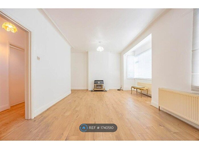 3 Bedroom Semi-Detached House To Rent In North Crescent, Southend-On-Sea, SS2