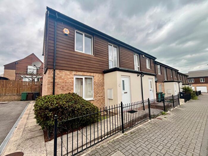 2 Bedroom House To Rent In Oaklands Court, Leeds, LS8