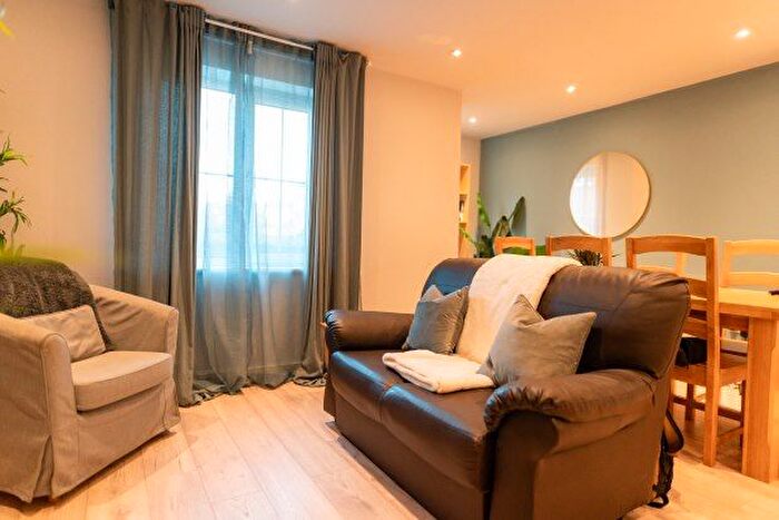 2 Bedroom Flat To Rent In Harrison Way, Caerdydd, CF11