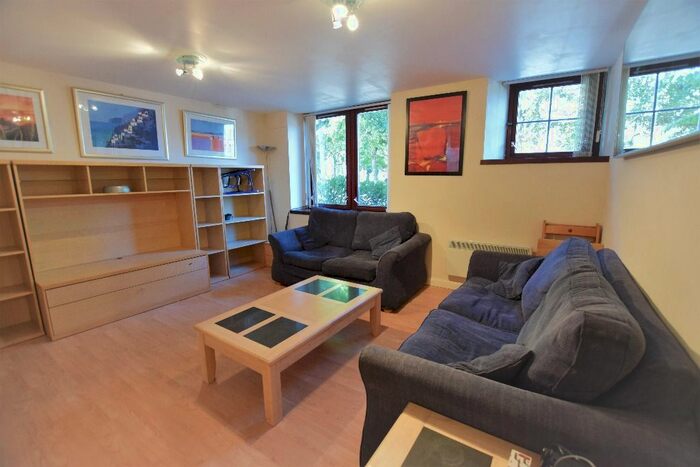 2 Bedroom Flat To Rent In Rose Street, City Centre, Aberdeen, AB10