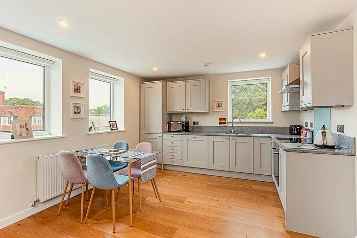 2 Bedroom Flat To Rent In High Street, Chalfont St. Peter, SL9