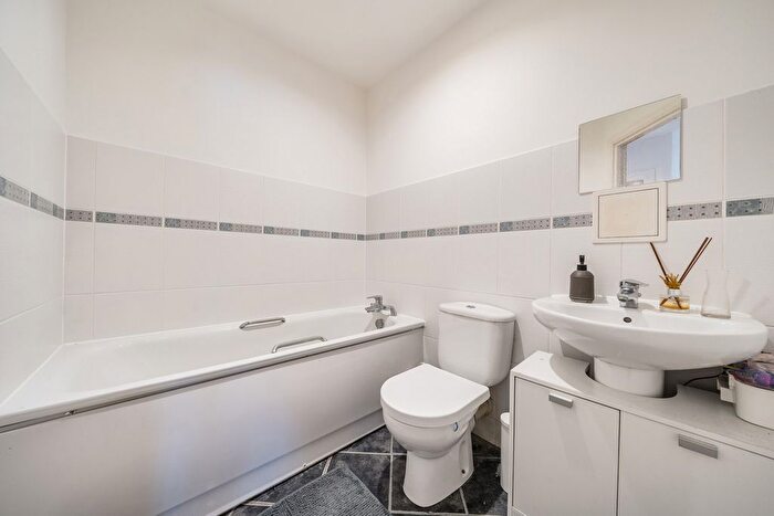 2 Bedroom Flat For Sale In Hither Green Lane, Hither Green, London, SE13