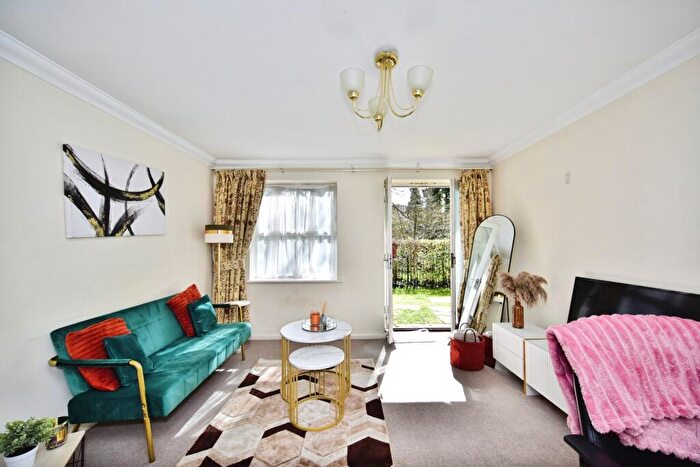 2 Bedroom Flat For Sale In River Bank Close, Maidstone, Kent, ME15