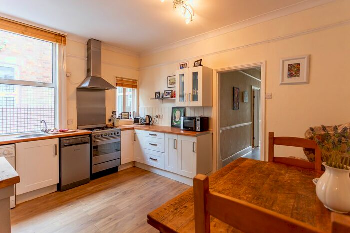 2 Bedroom Flat To Rent In Darwin Road, London, W5