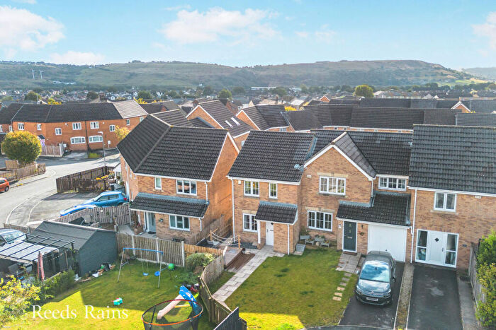 3 Bedroom End Of Terrace House For Sale In Field Head Way, Halifax, West Yorkshire, HX2