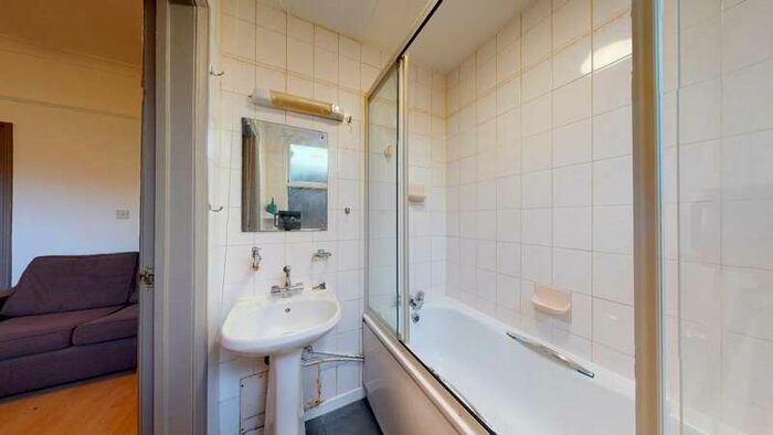 Flat To Rent In Lyncroft Gardens, West Hampstead, London NW6