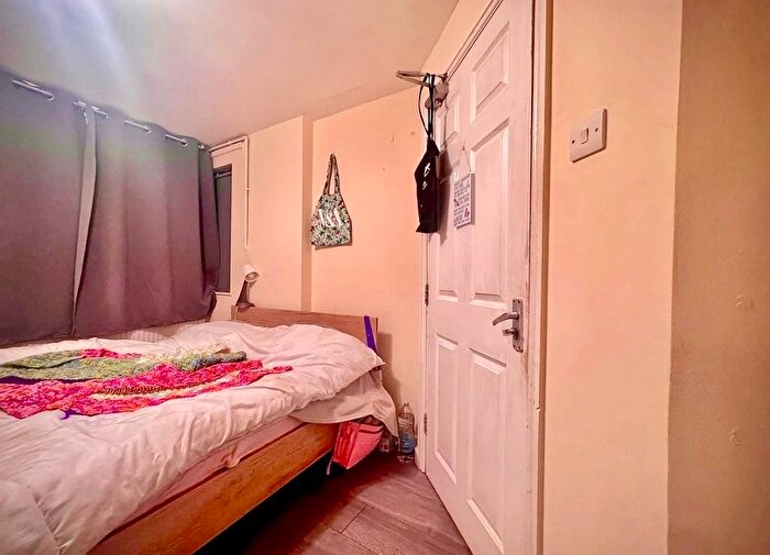1 Bedroom Flat To Rent In Penrith Close, London, SW15