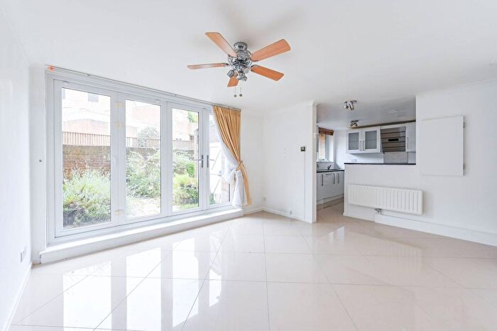 3 Bedroom Flat For Sale In St Katharines Way, Wapping, London, E1W