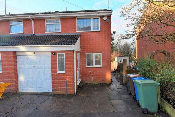 3 Bedroom Semi-Detached House To Rent In Unsworth Avenue, Tyldesley, M29