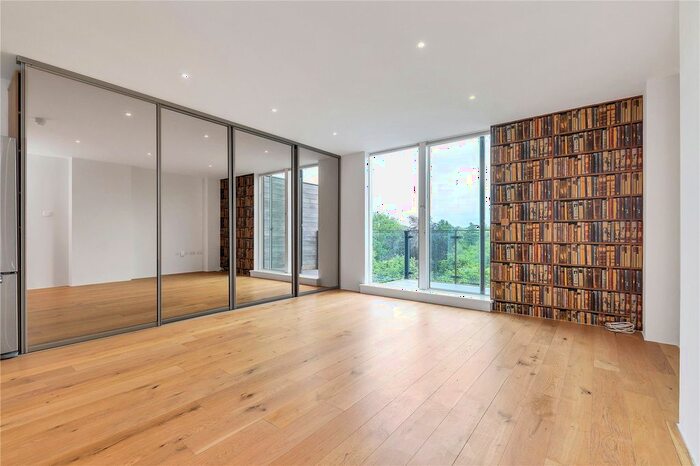 2 Bedroom Flat For Sale In Kingfisher Way, Cambridge, Cambridgeshire, CB2