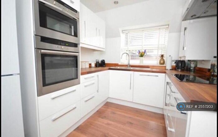 2 Bedroom Flat To Rent In Raphael Court, Romford, RM1